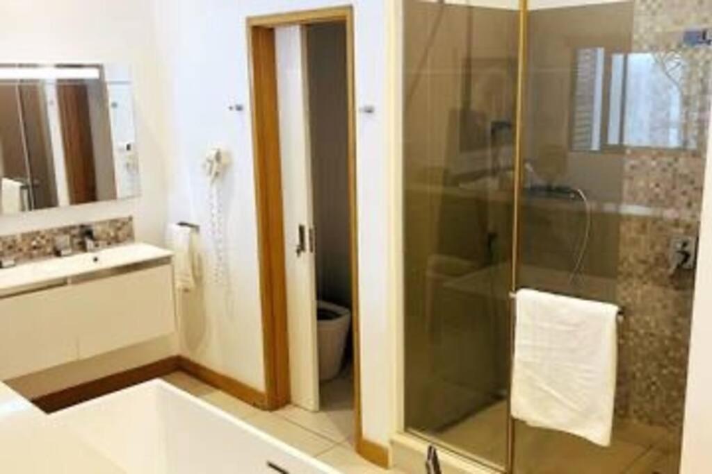 Latitude Luxury Seafront Suite Rivière Noire Esterno foto