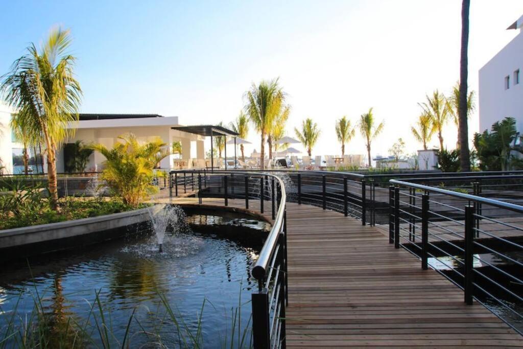 Latitude Luxury Seafront Suite Rivière Noire Esterno foto