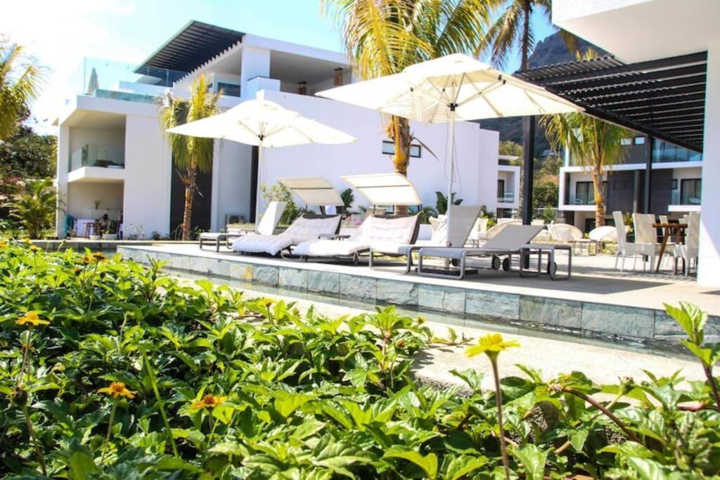 Latitude Luxury Seafront Suite Rivière Noire Esterno foto