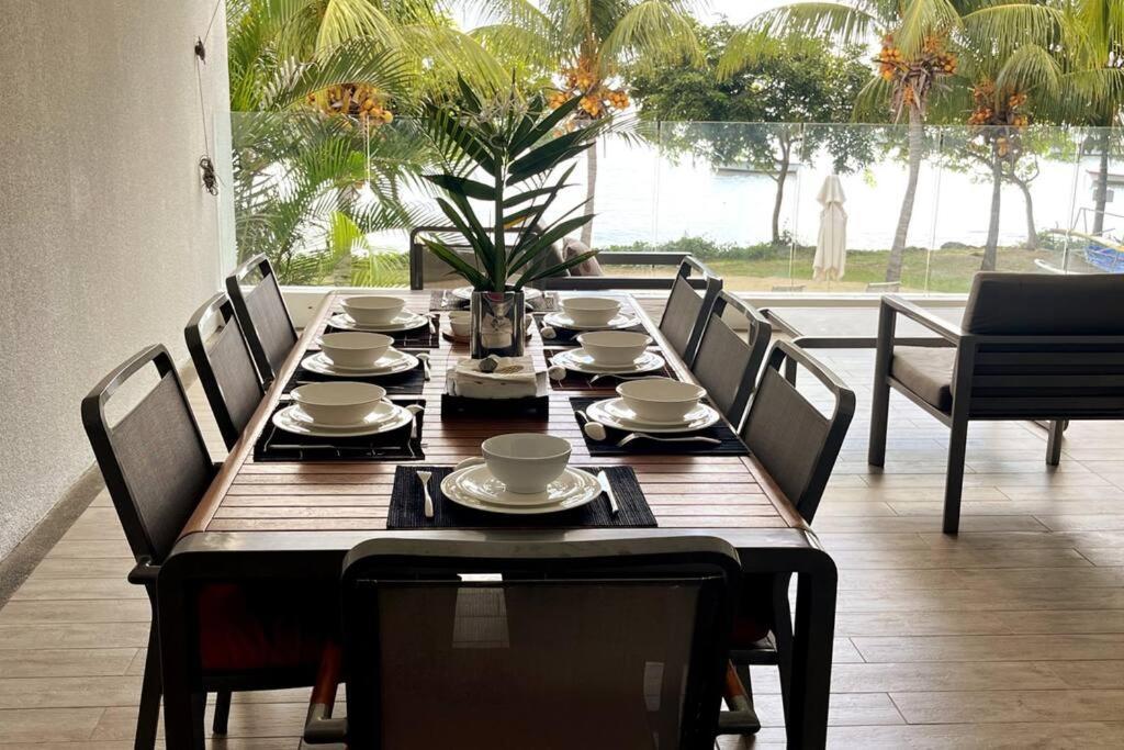 Latitude Luxury Seafront Suite Rivière Noire Esterno foto